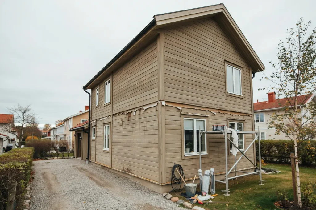 m la om tr fasaden i tid s uppt cker du skador v ljer r tt f rgsystem och planerar jobbet smart