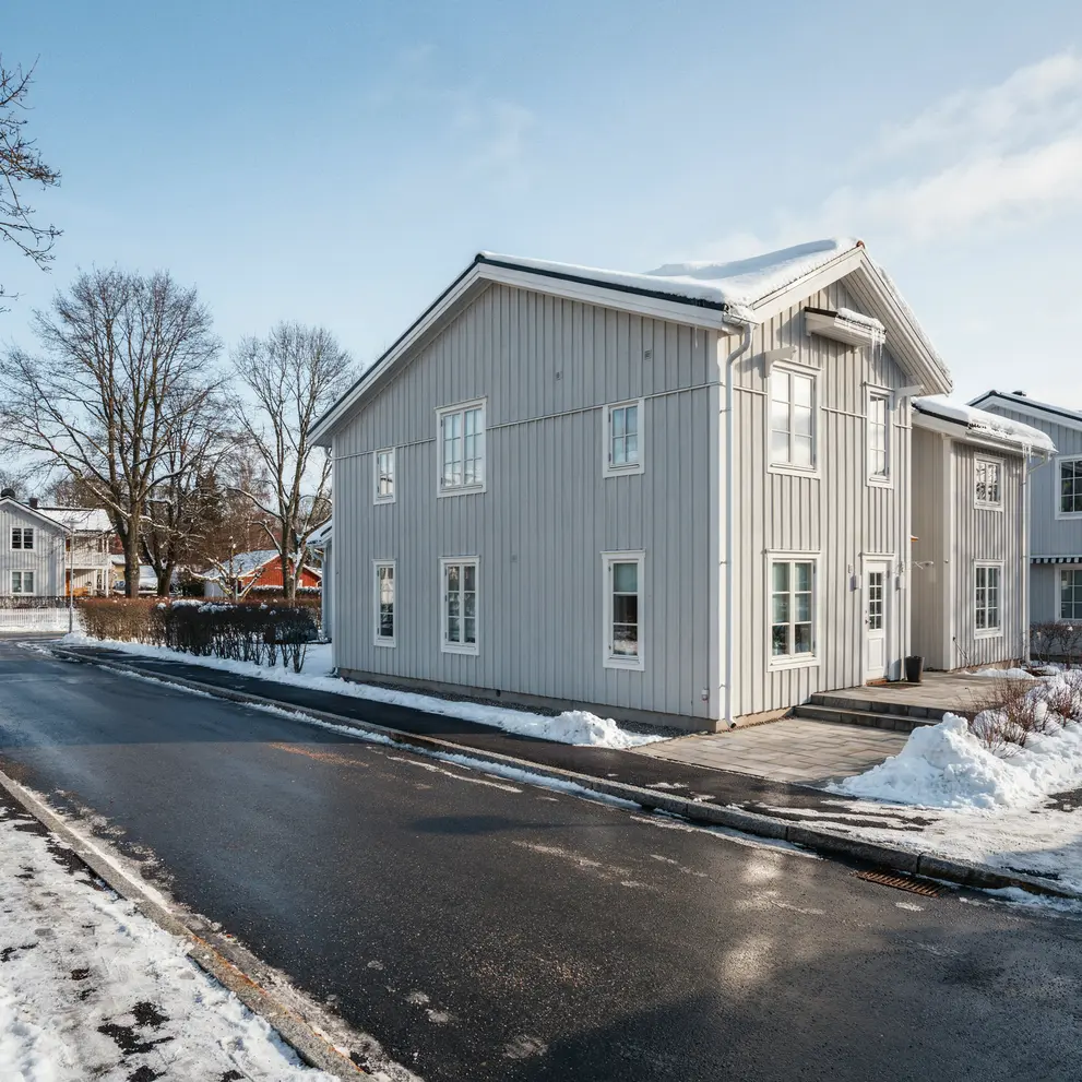 snorojning plogning vinterunderhall halkbekampning enskede stockholm